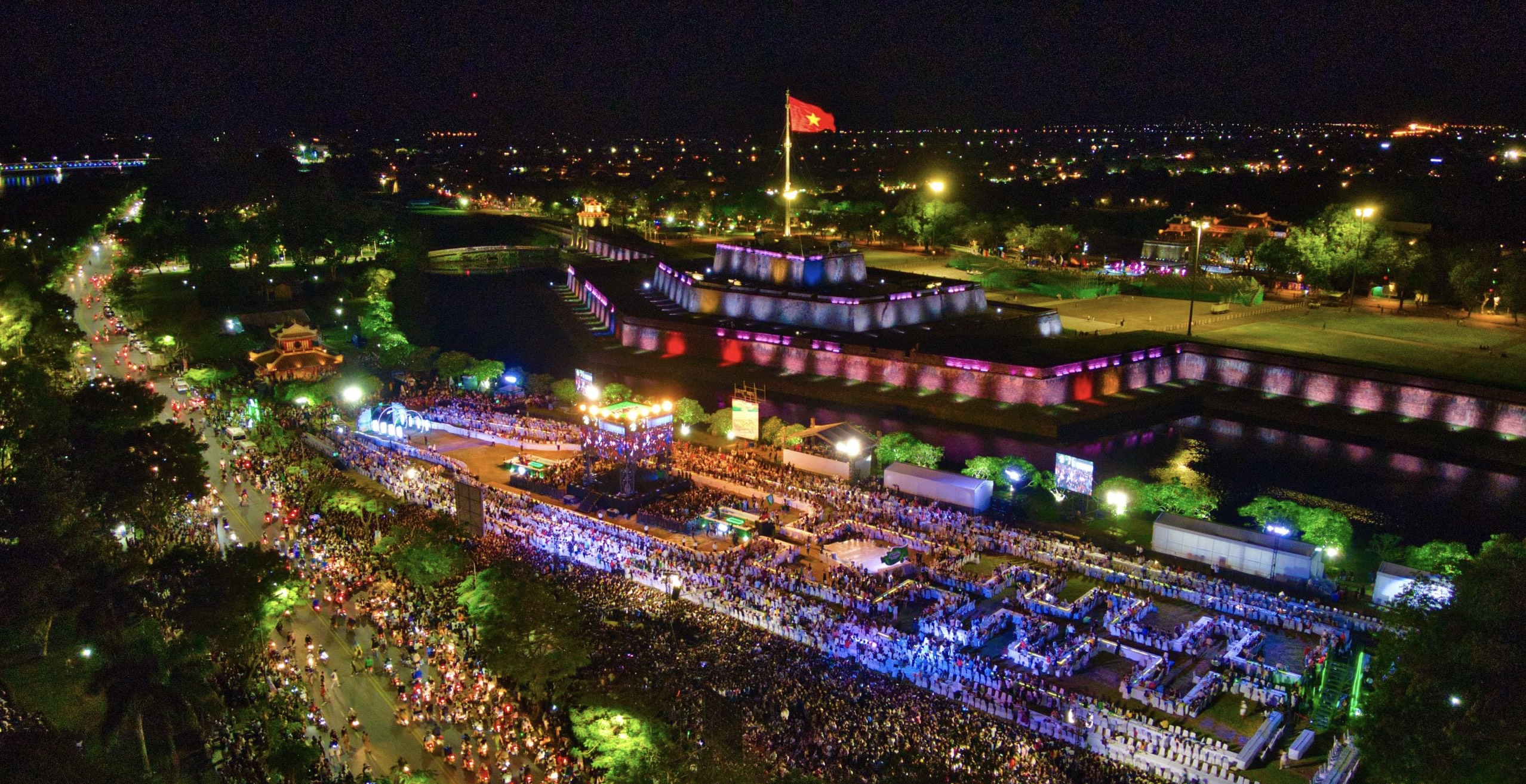 Lễ hội đường phố chủ đề “Sắc màu văn hóa” đã khai mạc tại khu vực ngã 6 phía trước Trung tâm Văn hóa - Điện ảnh, thành phố Huế.